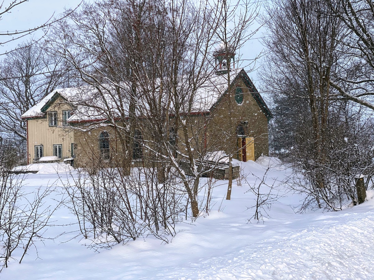 3+ bedroom Stone Schoolhouse 12 min from club (winter rental)