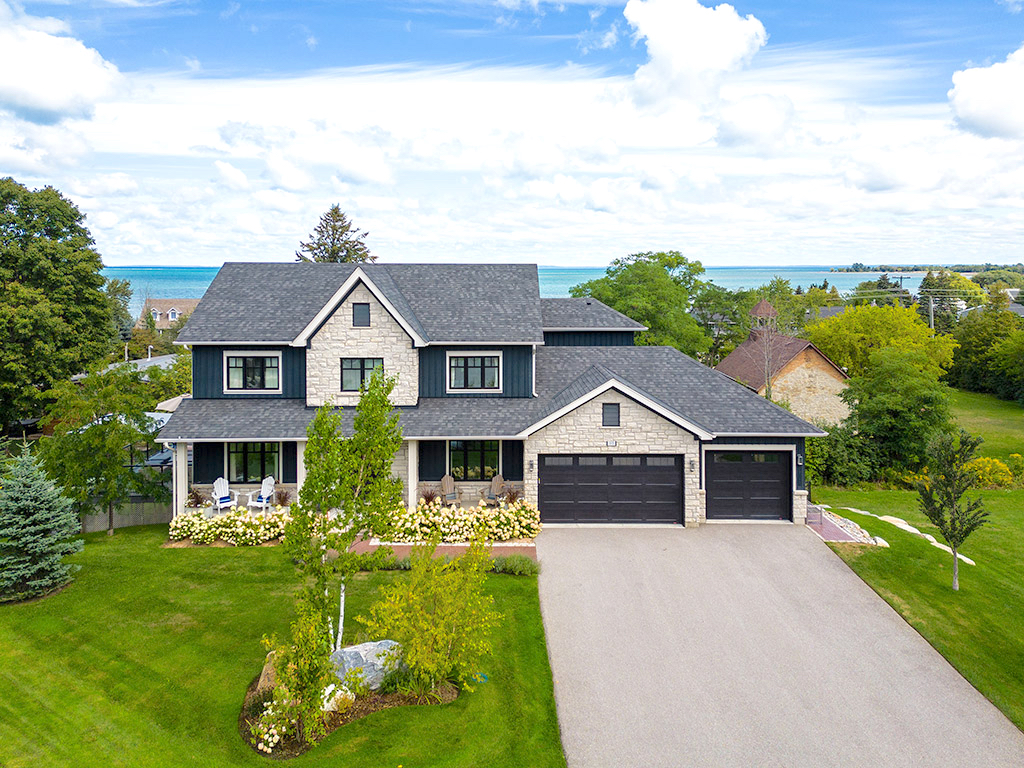 Stunning 5 bed home with bay views in The Blue Mountains!