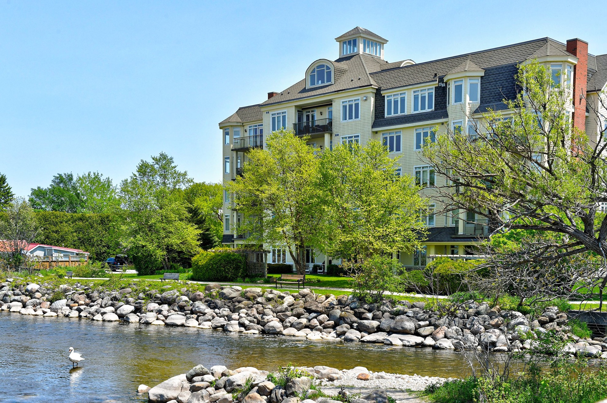 104-10 Bay St E, Thornbury