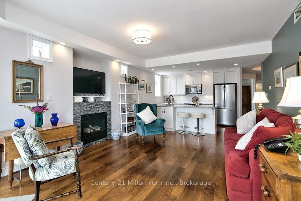 #407 10 Bay St E