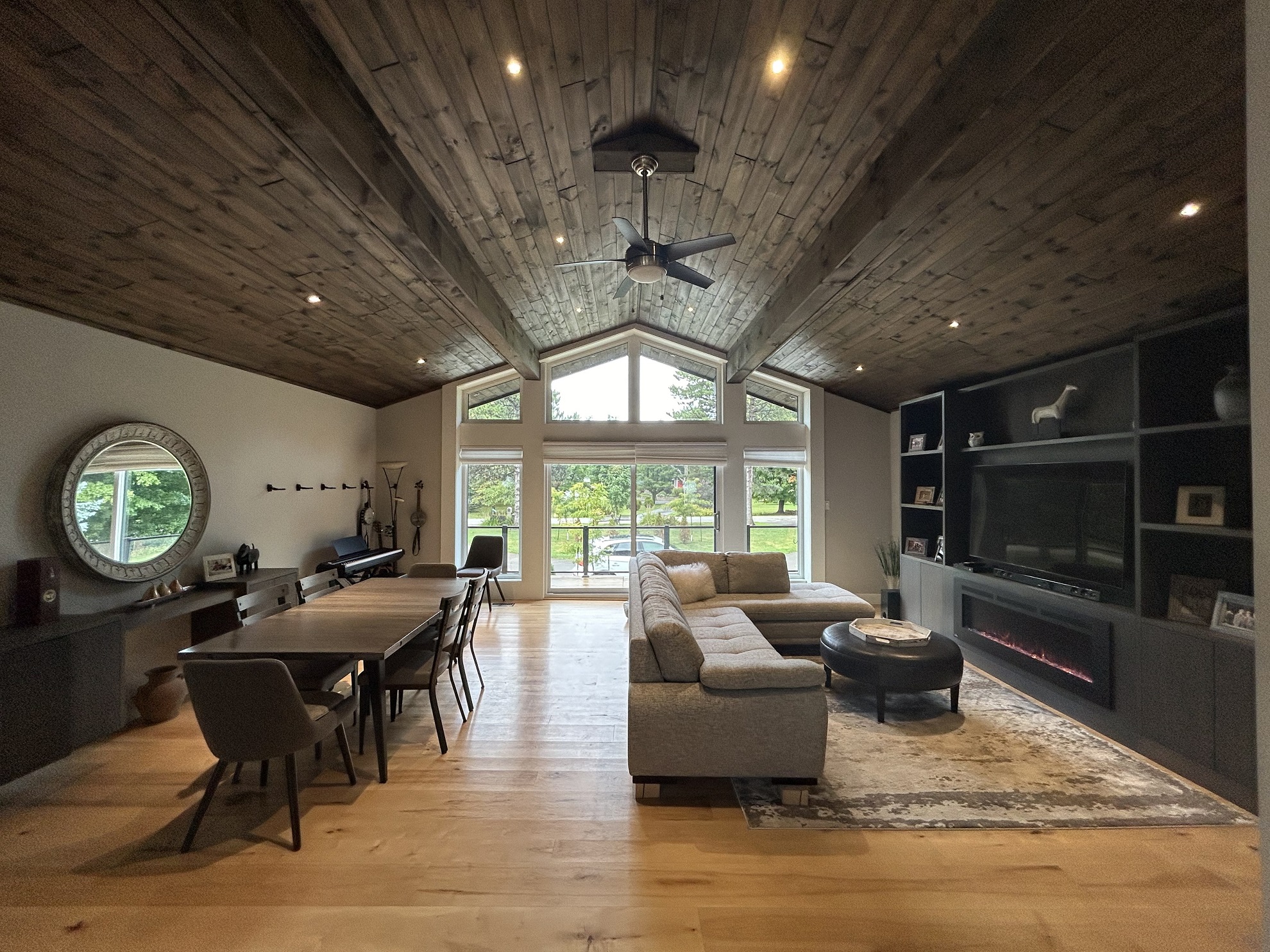 Cozy Ski Season Chalet – Open Concept Main Floor with Fireplace 
