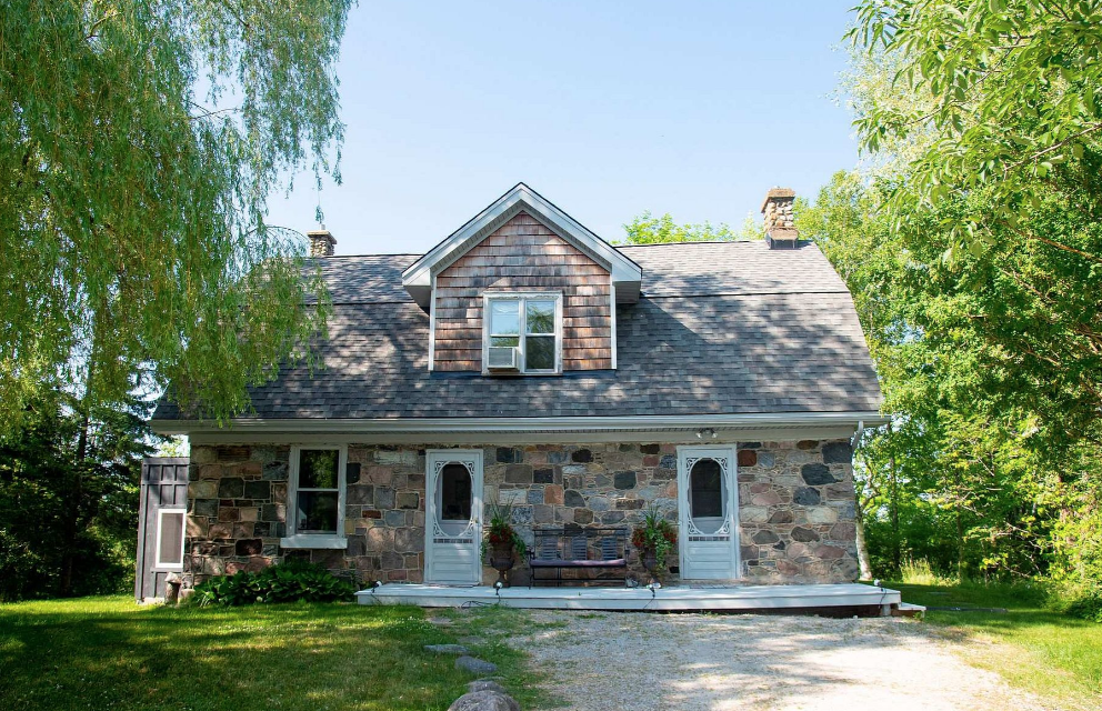 COZY STONE HOME FOR WINTER RENTAL near LORA BAY