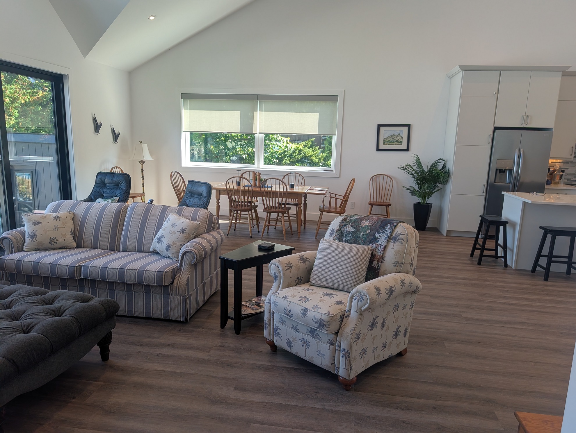 2 km from the Peaks Winter Ski Seasonal Rental - Waterfront Oasis